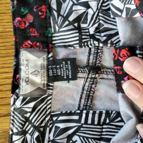 Mini Floral Shorts - Picture 2 of 2